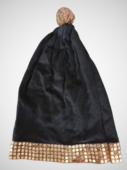 Bonnet avec pompon noir et strass